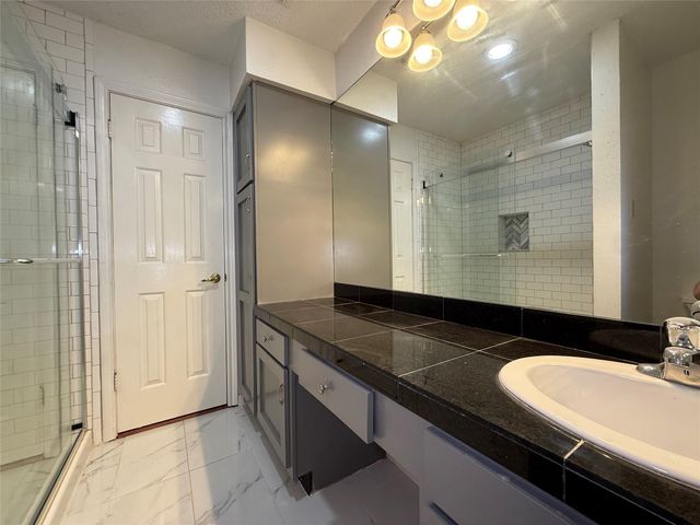 3636 Lake Street, Houston, TX 77098