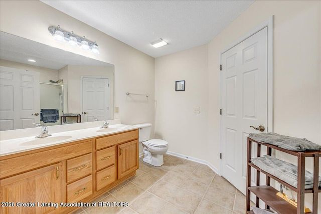 981 Saint Johns Chase, Grand Ledge, MI 48837