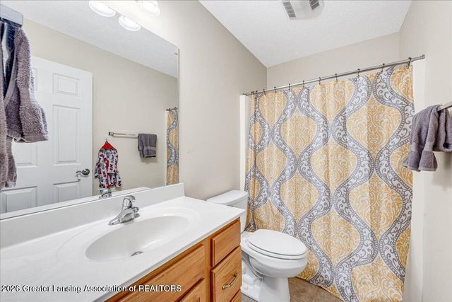 981 Saint Johns Chase, Grand Ledge, MI 48837