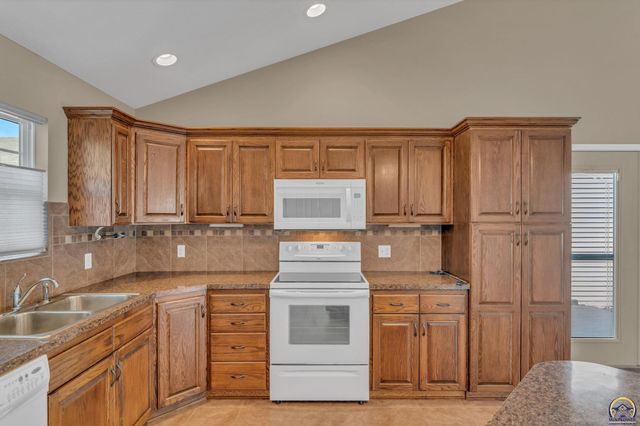 5504 SW Cantabella ST, Topeka, KS 66614