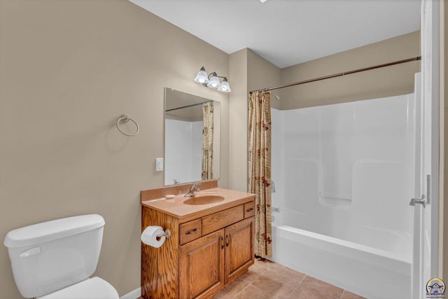 5504 SW Cantabella ST, Topeka, KS 66614