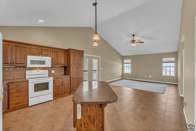 5504 SW Cantabella ST, Topeka, KS 66614