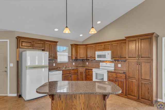 5504 SW Cantabella ST, Topeka, KS 66614