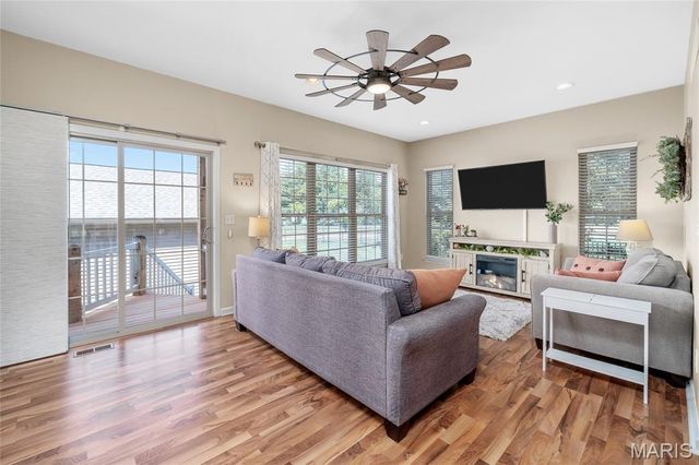 512 Queens Court Place, St Peters, MO 63376