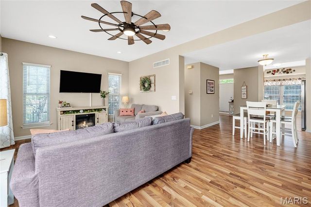 512 Queens Court Place, St Peters, MO 63376