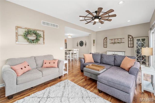 512 Queens Court Place, St Peters, MO 63376