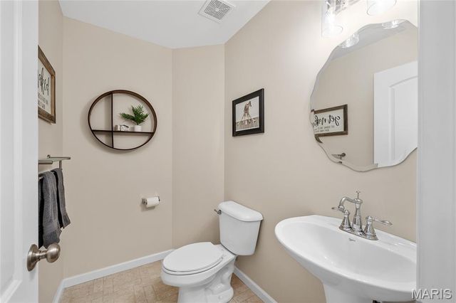 512 Queens Court Place, St Peters, MO 63376