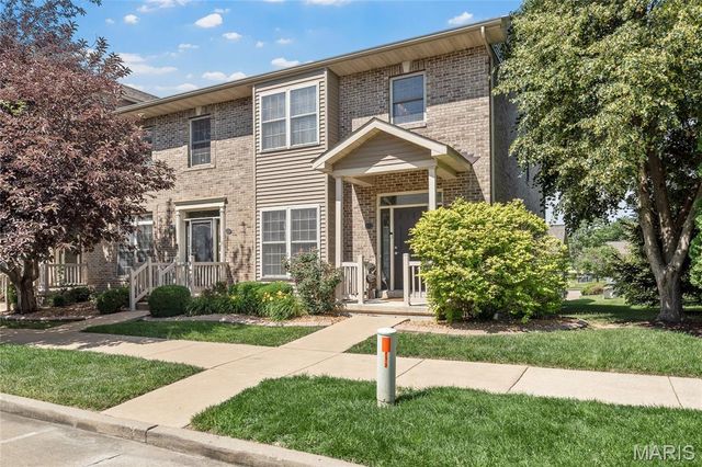 512 Queens Court Place, St Peters, MO 63376