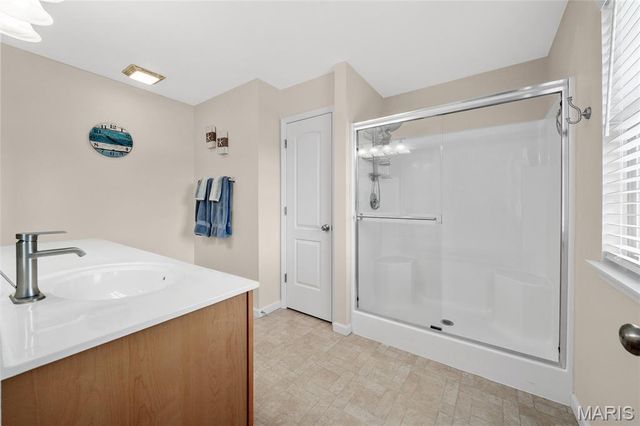 512 Queens Court Place, St Peters, MO 63376