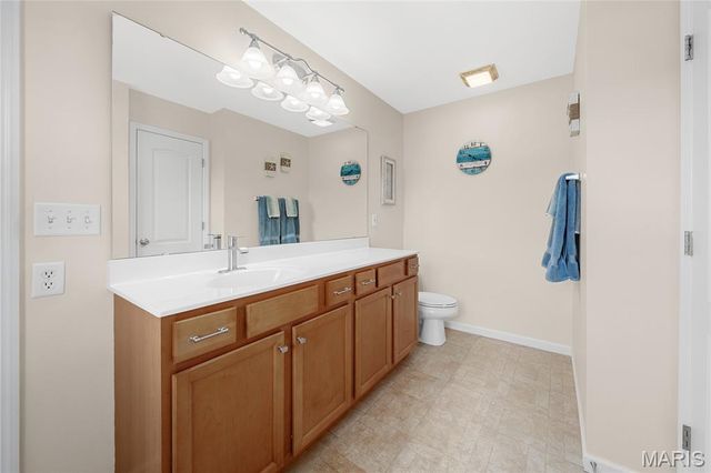 512 Queens Court Place, St Peters, MO 63376