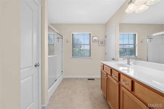 512 Queens Court Place, St Peters, MO 63376