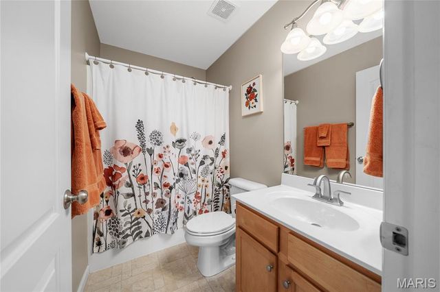 512 Queens Court Place, St Peters, MO 63376