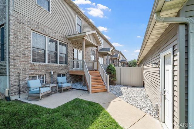 512 Queens Court Place, St Peters, MO 63376