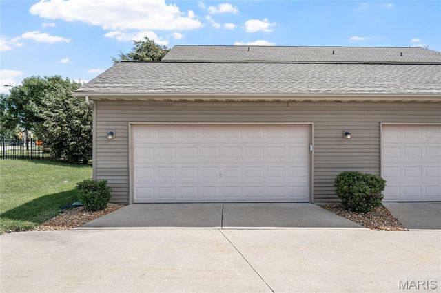 512 Queens Court Place, St Peters, MO 63376