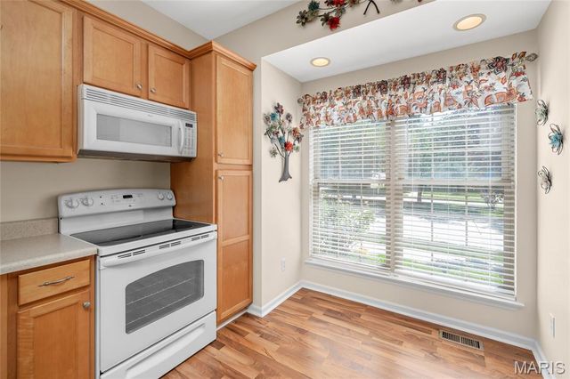 512 Queens Court Place, St Peters, MO 63376