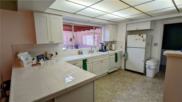 1404 N Mountain Ave, Claremont, CA 91711