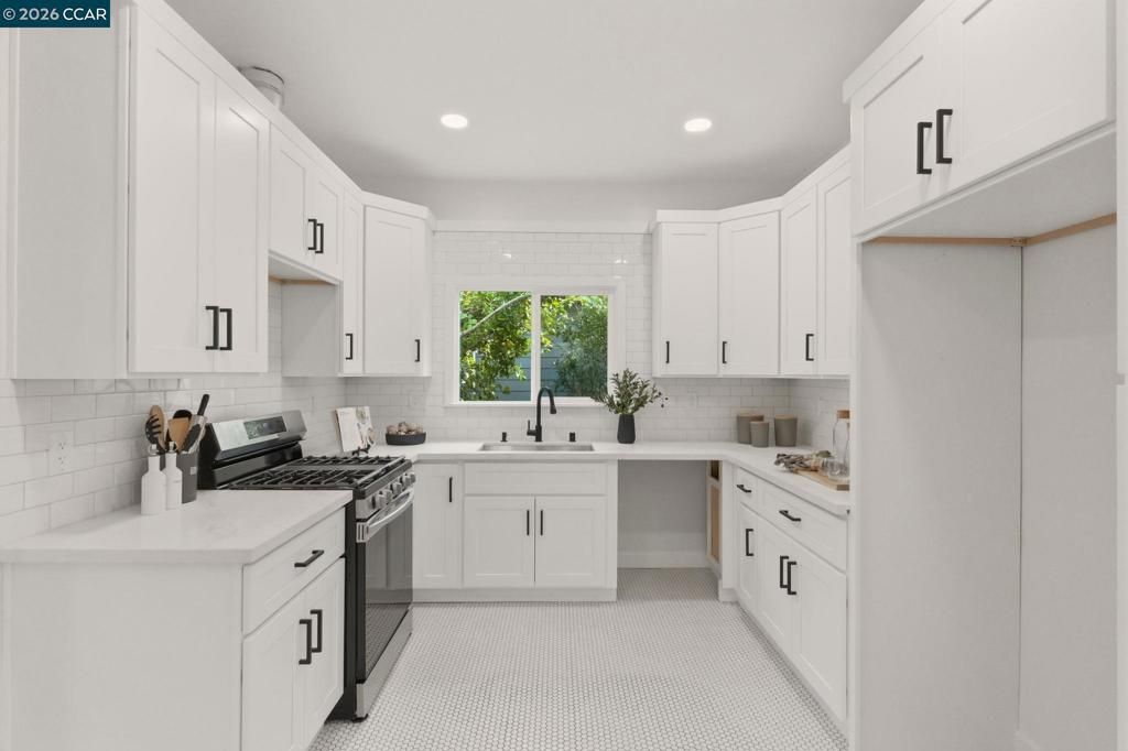 Image 9 of property listing at 3214 California St, Berkeley, CA 94703