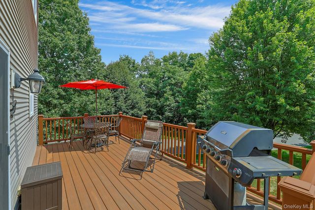 1 Ledger View Court, Highland Mills, NY 10930