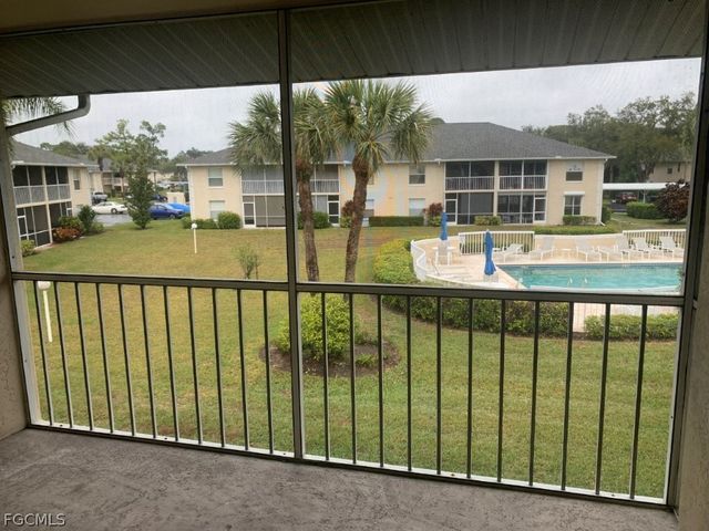 600 Squire CIR 202, Naples, FL 34104