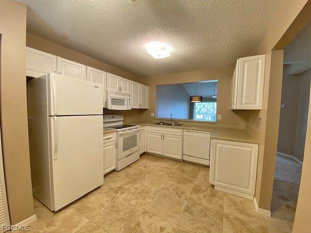 600 Squire CIR 202, Naples, FL 34104