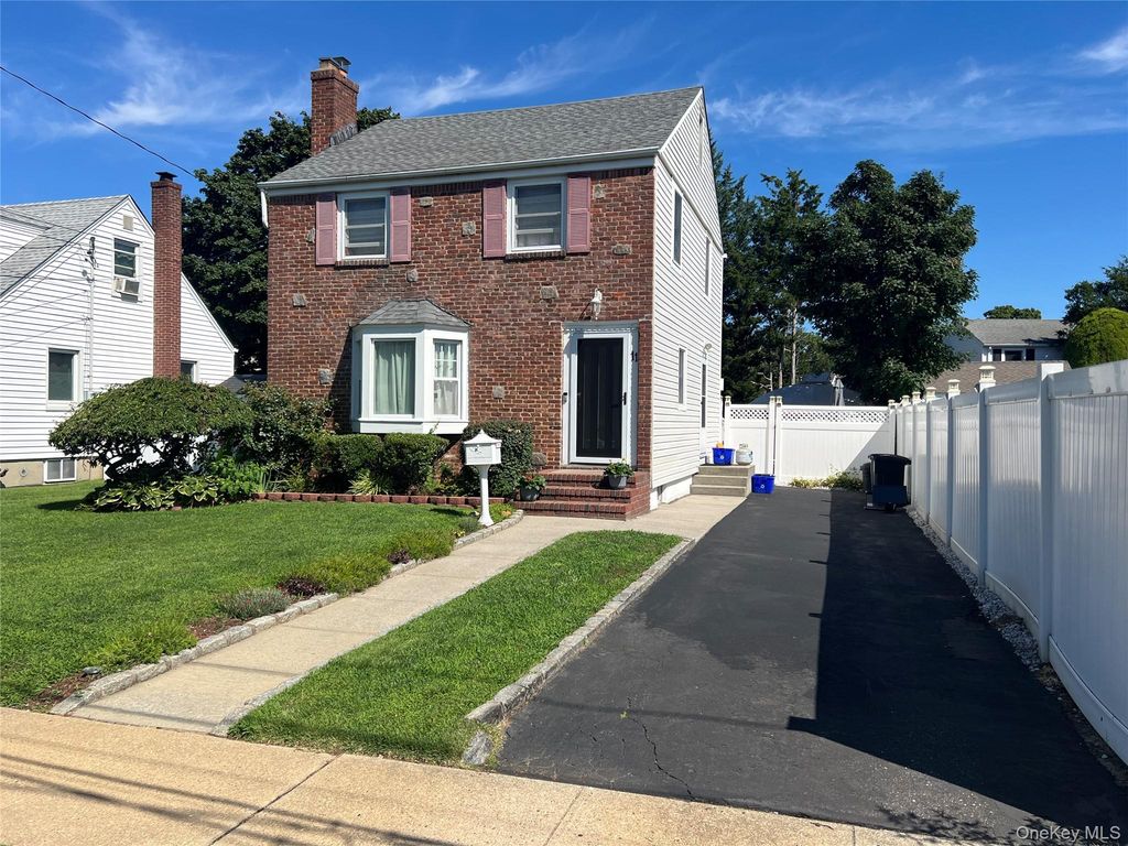 11 Bonaparte Place, Baldwin, NY 11510 — exterior