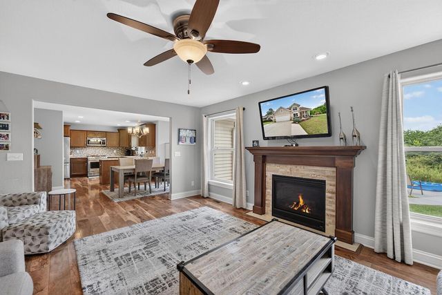 10421 Prairie Crossing DRIVE, Franksville, WI 53126