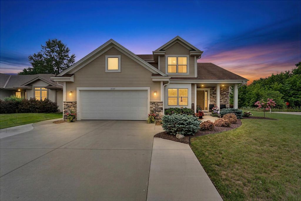 10421 Prairie Crossing DRIVE, Franksville, WI 53126