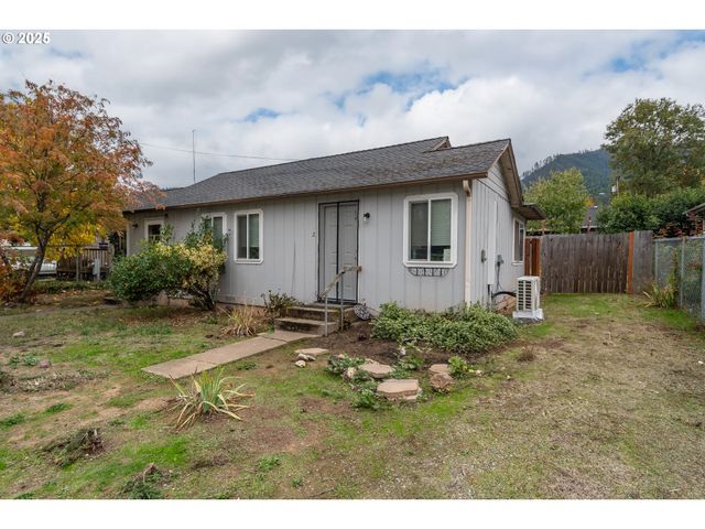 172 PHILLIPS St, Canyonville, OR 97417