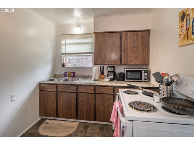 172 PHILLIPS St, Canyonville, OR 97417