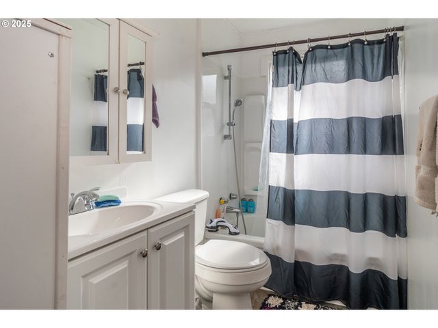 172 PHILLIPS St, Canyonville, OR 97417