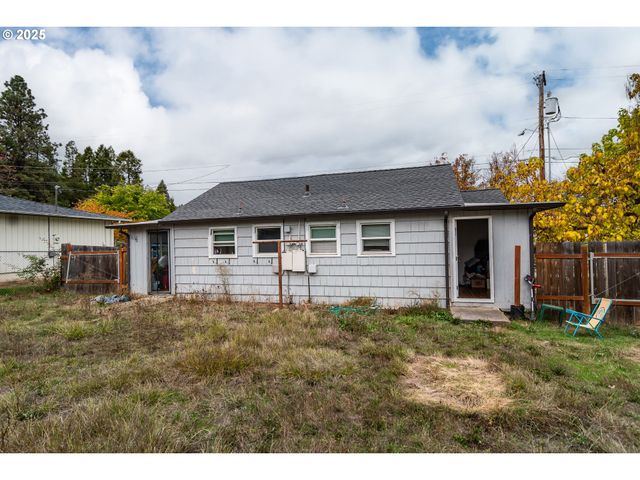 172 PHILLIPS St, Canyonville, OR 97417