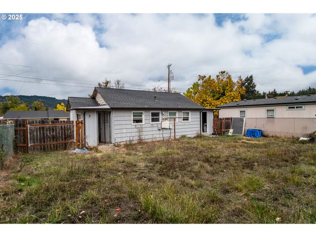 172 PHILLIPS St, Canyonville, OR 97417
