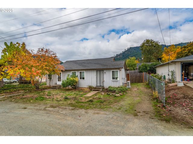 172 PHILLIPS St, Canyonville, OR 97417