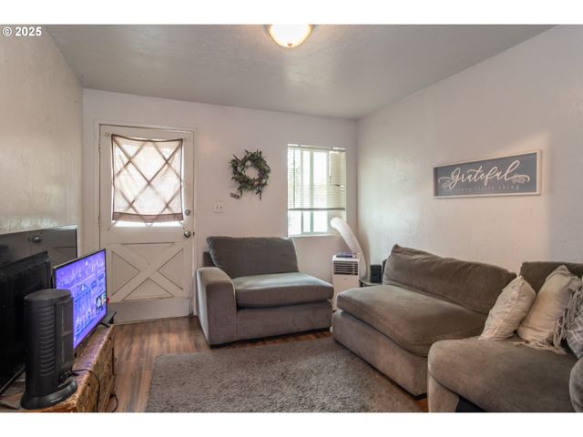 172 PHILLIPS St, Canyonville, OR 97417