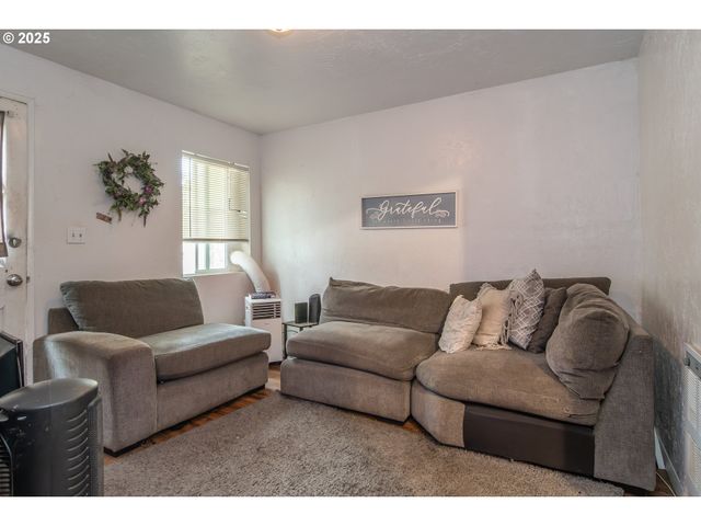 172 PHILLIPS St, Canyonville, OR 97417