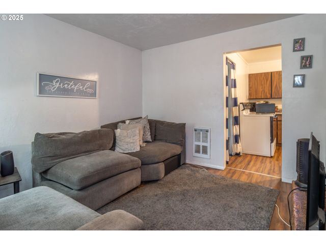 172 PHILLIPS St, Canyonville, OR 97417