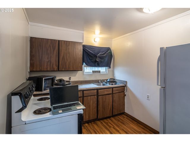 172 PHILLIPS St, Canyonville, OR 97417