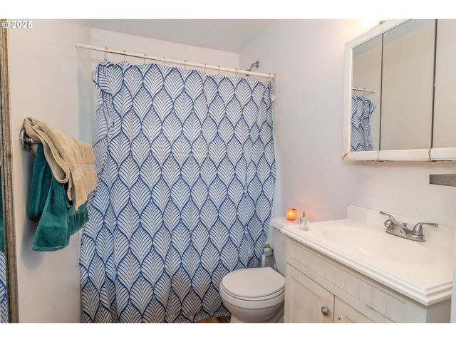 172 PHILLIPS St, Canyonville, OR 97417