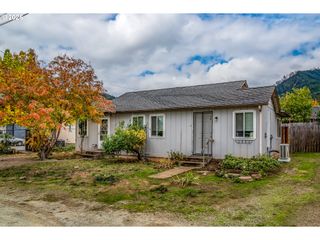 172 PHILLIPS St, Canyonville, OR 97417