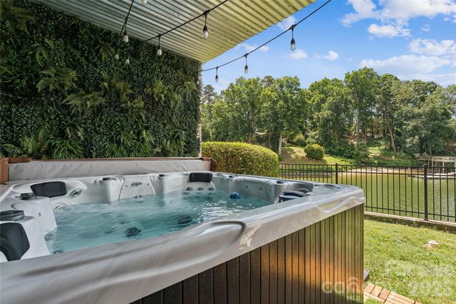 14039 Queens Harbor Road, Charlotte, NC 28278