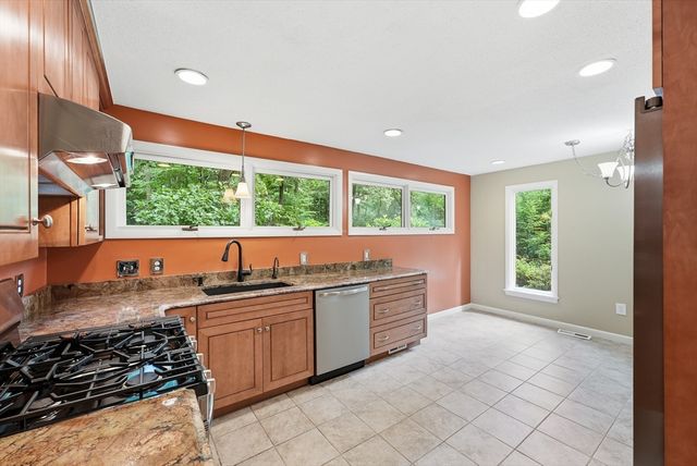9 Flintlock Ln, Amherst, MA 01002