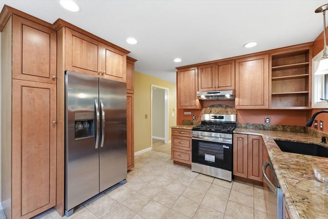 9 Flintlock Ln, Amherst, MA 01002