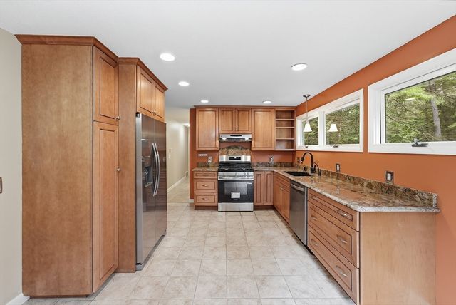 9 Flintlock Ln, Amherst, MA 01002