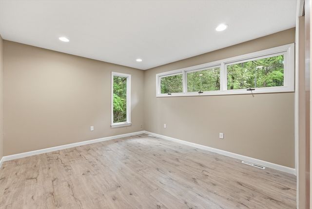 9 Flintlock Ln, Amherst, MA 01002