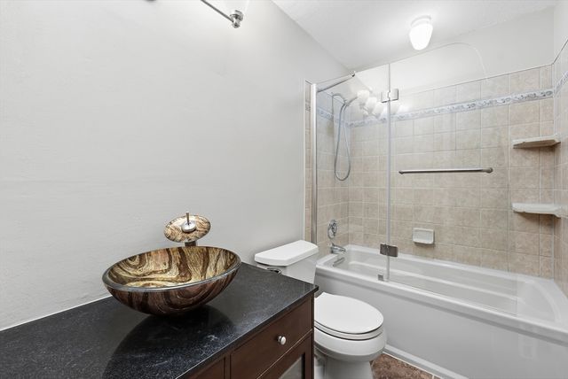 9 Flintlock Ln, Amherst, MA 01002