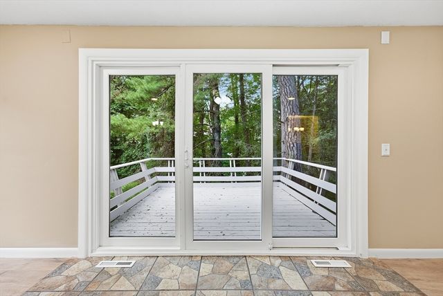 9 Flintlock Ln, Amherst, MA 01002
