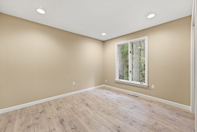 9 Flintlock Ln, Amherst, MA 01002
