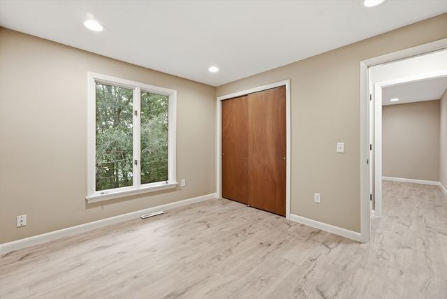 9 Flintlock Ln, Amherst, MA 01002