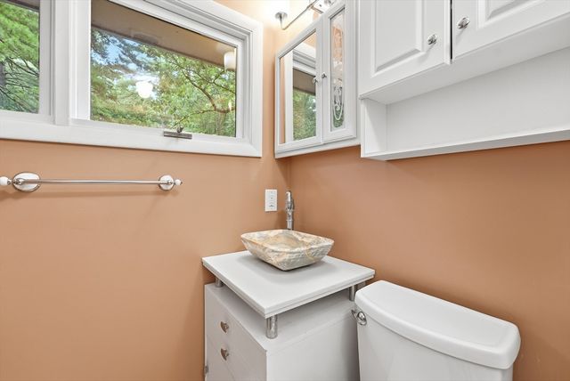 9 Flintlock Ln, Amherst, MA 01002