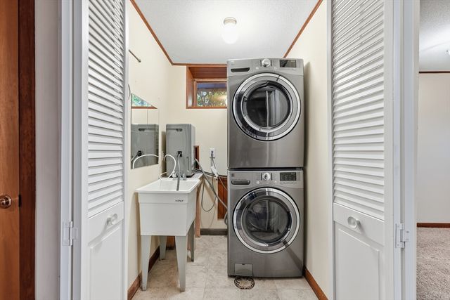 9 Flintlock Ln, Amherst, MA 01002